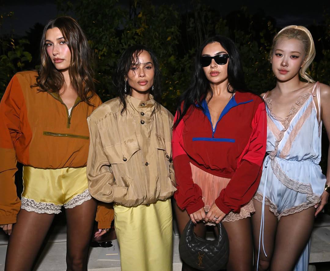 Хейли Бибер предложила носить шелковые кружевные пижамы на улице еще и осенью